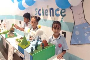 المدرسة الكندية الدولية بلحج توثق معرضها الأول بإشادة تربوية