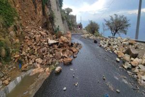 تعز.إنهيارات صخرية تضرب طريق جبل صبر فيها بعد أمطار غزيرة وتحذيرات من مخاطر .