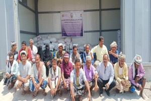 كلية الزراعة بجامعة لحج تنفذ توزيع الاعلاف الحيوانية المركزة ووحدات الألبان