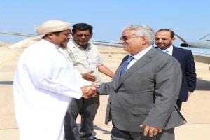 أمين عام محلي المهرة يستقبل رئيس جهاز أمن الدولة بمطار الغيضة لتقييم أداء فرع الجهاز