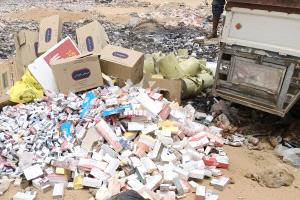 الجمارك بمنفذ الوديعة الحدودي بحضرموت تتلف كميات كبيرة من السلع المنتهية والممنوعة :