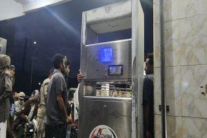 رغم نفي شركة النفط.. أزمة وقود خانقة في لودر وارتفاع مفاجئ للأسعار يثير استياء المواطنين