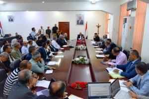 محافظ تعز يناقش التقرير التقييمي لتنفيذ خطة التنمية الاقتصادية والاجتماعية للعام 2024–2025م