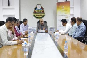 ضمن خطط تطوير التعليم.. المدير باعباد يدشن توزيع حقائب "الأردوينو" بمدارس المكلا