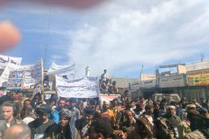 الأزارق تحتشد أمام محكمة الضالع للمطالبة بالقصاص لدم الشهيد "علي فارس"