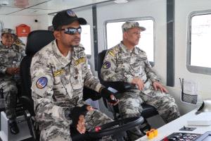 القملي يدشّن زورق "ميون" لتعزيز قدرات خفر السواحل.. صناعة يمنية بدعم دولي