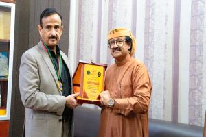 المحافظ بن الوزير يتسلّم درع الوفاء من رياضيي “الزمن الجميل” بمحافظة شبوة