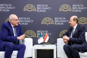 رئيس الوزراء وزير الخارجية يلتقي وزير الشؤون الخارجية والجالية الوطنية بالخارج الجزائري