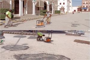 مكتب الأشغال العامة والطرق بمديرية القطن ينفذ أعمال ردم الحفريات بعد المنخفضات الجوية