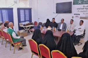 مدير عام سيئون يدشن توزيع الوسائل التعليمية لعدد من مدارس المديرية ضمن مشروع ( بداية )