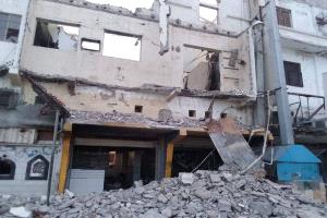 حادث مأساوي في خور مكسر.. مصرع عاملين أثناء إزالة عقار قديم