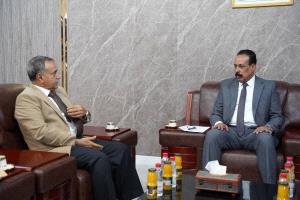 وزير الأشغال العامة يناقش مع رئيس جامعة عدن تعزيز الشراكة وتطوير البنية التحتية