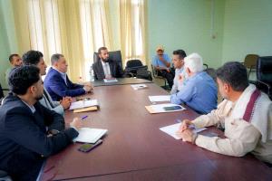 محافظ أبين خلال لقائه مدراء عموم مؤسستي  المياه والكهرباء يشدد على تحسين مستوى الخدمات