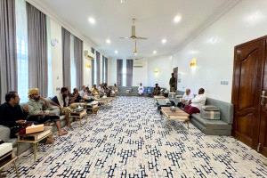 الخنبشي يلتقي أهالي ضحايا حادث مسجد الزيار بمديرية يبعث ويؤكد إنصاف الضحايا ومحاسبة المتورطين