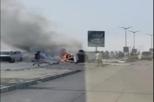 احتراق سيارة عقب اصطدامها بعمود إنارة في الطريق البحري بعدن