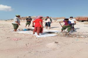 حملة تنظيف شاملة لساحل بروم بعد تأثره بالأمطار والسيول