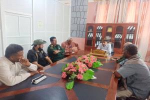 مدير عام زنجبار يناقش المستجدات الأمنية والإدارية ويشيد بقرار رفع الجبايات غير القانونية وتنظيم نقاط التحصيل.