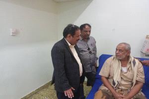 زيارة عاجلة لمدير صناعة لحج عبدالرب الجعفري لمدير مكتب الحوطة عقب إصابته بحادث صدم خلال مهمة رسمية