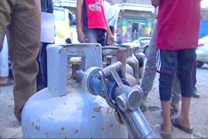 مواطنون في أبين يطالبون المحافظ بإغلاق محطات الغاز المخالفة ومحاسبة مالكيها