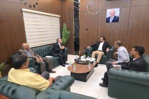 وزير الخدمة المدنية ورئيس جامعة عدن يناقشان أوضاع الكادر الأكاديمي والإداري وملف العلاوات والتسويات
