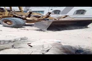 تنفيذ حملة إزالة المطبات والعوائق وبقايا البناء من الطريق الأسفلتي العام بدوعن بإشراف مباشر من السلطة المحلية