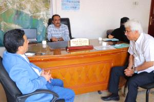 الزهري يلتقي مدير عام سياحة العاصمة عدن لمناقشة تطوير القطاع السياحي بخورمكسر