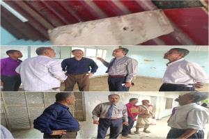 مدير عام تربية أبين يتفقد مدرسة سمية أم عمار بالمخزن بعد سقوط أجزاء من أسقف المدرسة