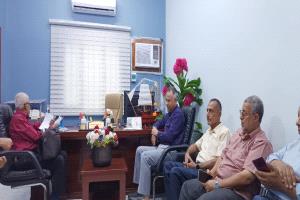 رئيس لجنة الخدمات بمريس يسلم دراسات المشاريع لصندوق الأشغال وصيانة الطرق ومنظمة مسلم هاندز