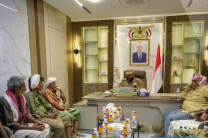 قائد المنطقة العسكرية الأولى يستقبل بعض من مقادمة قبائل الحموم في سيئون