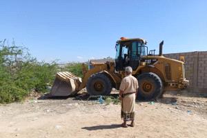 مدير عام ميفعة يشرف على إزالة أشجار السيسبان من ملعب نادي الكفاح دعمًا للنشاط الرياضي