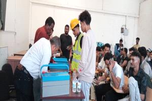 توزيع حقائب مهنية لـ 100 متدرب متدربة في العاصمة المؤقتة عدن