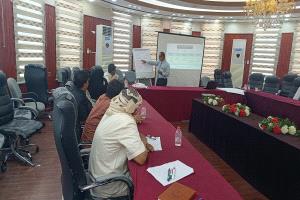 جامعة المهرة تشارك في ورشة إدارة مخاطر الكوارث والتكيف المناخي وتعزيز العمل المؤسسي بمحافظة المهرة