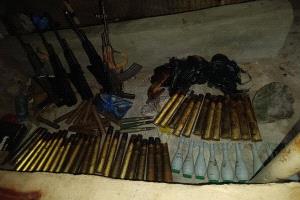 إحباط محاولة تهريب شحنة أسلحة ومتفجرات غرب المكلا كانت في طريقها إلى شبوة