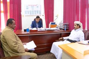 المحافظ بن الوزير يوجّه بإعداد دراسات لإنشاء مستشفى ريفي بخورة ومدرسة 12 فصلاً لمنطقة واسط