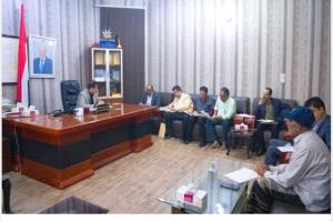 المحافظ بن الوزير يشدد على تعزيز الموارد المالية للقطاع السمكي وضبط الإيرادات