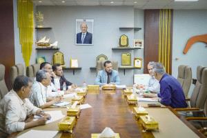 محافظ عدن يوجه بمسح وتأهيل المباني المهددة بالسقوط بدعم محلي وخاص