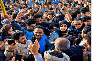 حشود تلتف حول أشواق علي في إب… وتساؤلات عن غياب السياسيين عن الشارع