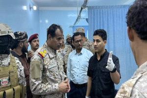 قيادات عسكرية تتفقد جرحى هجوم العبر في مستشفى سيئون