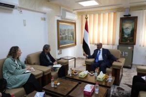 محافظ البنك المركزي يبحث مع سفيرة مملكة هولندا مجالات الدعم الإنساني وبرامج بناء القدرات