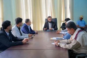 محافظ أبين خلال لقائه مدراء عموم مؤسستي المياه والكهرباء يشدد على تحسين مستوى الخدمات