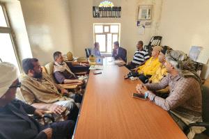 وكيل وزارة الشباب والرياضة يلتقي قيادة محافظة سقطرى ويناقش تطوير مشاريع البنية التحتية الرياضية