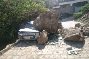 عاجل.تعز. أمطار غزيرة تتسبب بانهيار صخري وتضرر منزل سكني بعزلة عدينة.