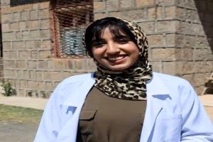 طبيبة من إب ترد على منتقديها: معركتي مع معاناة المرضى لا مع مظهري