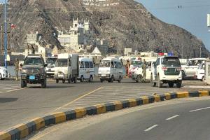 إغلاق طريق التواهي وتعزيز الحماية حول المؤسسات في عدن