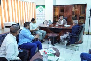 وزير الخدمة المدنية يزور مؤسسة التأمينات ويوجه بحزمة من الإصلاحات الإدارية