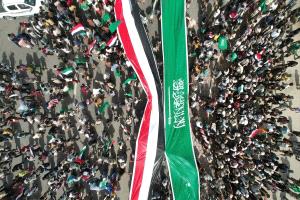 حشود كبيرة تتظاهر في المخا تضامنًا مع السعودية ودول الخليج.. صور