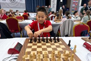 طفل روسي في سن 11 عاما يتوج بطلا للعالم بالشطرنج!