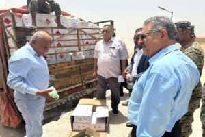لجنة من وزارة الزراعة والثروة السمكية تنزل لمعاينة شاحنة مبيدات حشرية مضبوطة في لحج