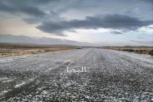 مشهد استثنائي غرب صنعاء.. البَرَد يغطي الأرض ويثير دهشة الأهالي