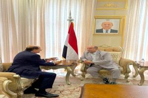 الخنبشي يناقش مع رئيس مجلس الوزراء مستجدات الأوضاع العامة وجهود الحكومة في تعزيز العمل المؤسسي